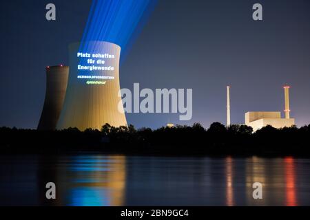 Philippsburg, Germania. 13 maggio 2020. Attivisti dell'organizzazione per la protezione ambientale Greenpeace proietta un fascio di luce con la scritta 'Make room for the Energy turnaround! La torre di raffreddamento della centrale nucleare di Philippsburg è la più interessante. L'esplosione delle due torri di raffreddamento è imminente. La brillamento si svolgerà entro 48 ore dal 14 al 15 maggio. Credit: Uwe Anspach/dpa/Alamy Live News Foto Stock