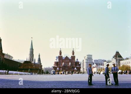 1972 Russia (R) - gli ufficiali di polizia si trovano di fronte al Museo storico di Stato e alla Piazza Rossa di Mosca (Cremlino a sinistra) Foto Stock