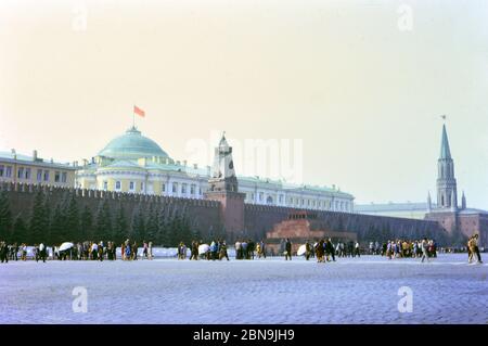 1972 Russia (R) - persone nella Piazza Rossa fuori dalla Tomba di Lenin a Mosca all'inizio degli anni '70 (1972) Foto Stock