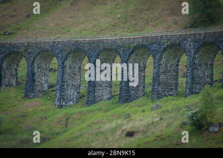 Particolare degli archi in pietra del ponte ferroviario a Crianlarich, Scozia Foto Stock