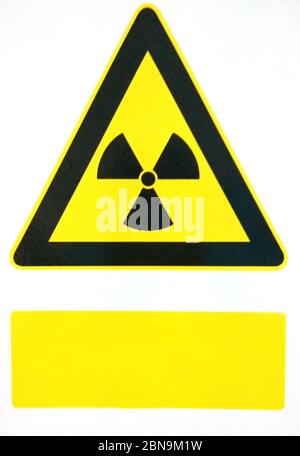 Segnale di avvertenza radiazioni. Simbolo radioattivo su sfondo bianco Foto Stock