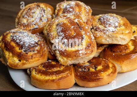 Polpettine con formaggio di cottage e uvetta accatastati su un piatto. Foto Stock