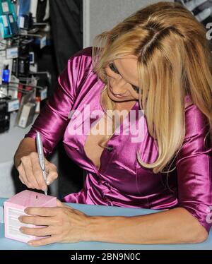 ARDMORE, PA, USA - 23 GENNAIO 2010: Pamela Anderson promuove la sua nuova fragranza 'Malibu' a Rite Aid. Foto Stock