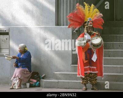 Coppia anziana amerindiana che si esibisce in costume indigeno a Città del Messico, Messico Foto Stock