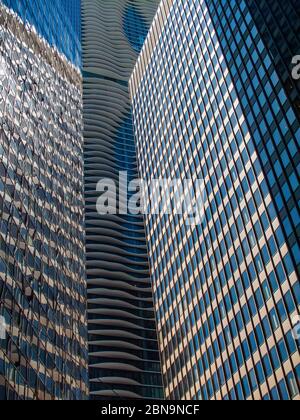 Radisson Blu Aqua Hotel visto tra due altri edifici Chicago, Illinois, Stati Uniti Foto Stock