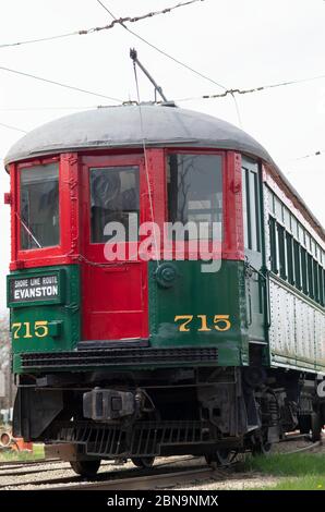 South Elgin, Illinois, Stati Uniti. Chicago North Shore & Milwaukee auto n. 715 si trova su un percorso pronto al Fox River Trolley Museum nella periferia di Chicago. Foto Stock