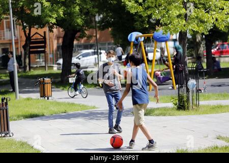 Ankara, Turchia. 13 maggio 2020. I bambini giocano in un parco giochi ad Ankara, Turchia, il 13 maggio 2020. I bambini di età inferiore ai 14 anni in Turchia sono stati ammessi all'esterno mercoledì per la prima volta in 40 giorni nell'ambito del piano di normalizzazione COVID-19 del paese. Il numero totale di casi COVID-19 in Turchia è salito a 143,114, mentre il numero dei decessi è salito a 3,952 mercoledì. Credit: Mustafa Kaya/Xinhua/Alamy Live News Foto Stock