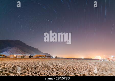 Lungo percorso stellare esposizione in sinai con bungalow Foto Stock