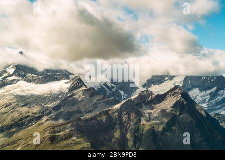 Vista dei ghiacciai vicino alla vetta del Cervino presso il villaggio di Zermatt Foto Stock