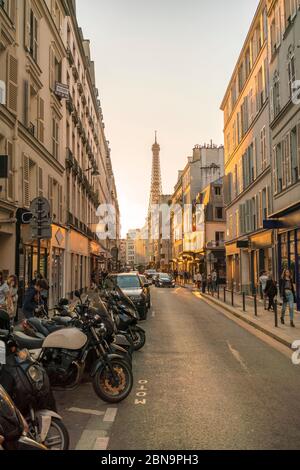 Torre Eiffel dal quartiere latino 'Rue de l'UniversitÃ©'al tramonto Foto Stock
