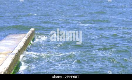 Onde con increspature sulla superficie della texture di fondo dell'acqua di mare. Bella natura. Foto Stock