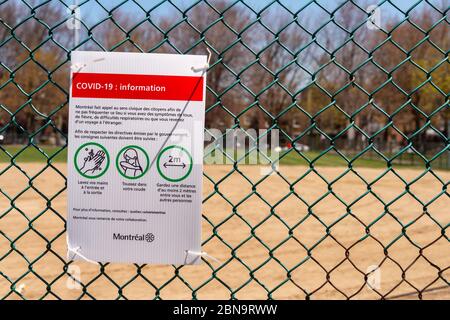 Montreal, CA - 13 maggio 2020 : cartello con le linee guida di sicurezza di Covid-19 al Laurier Park Foto Stock