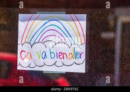 Montreal, CA - 13 maggio 2020: CA va bien aller (il suo andare essere ok) messaggio e arcobaleno su un balcone durante il Pandemy Covid 19 Foto Stock