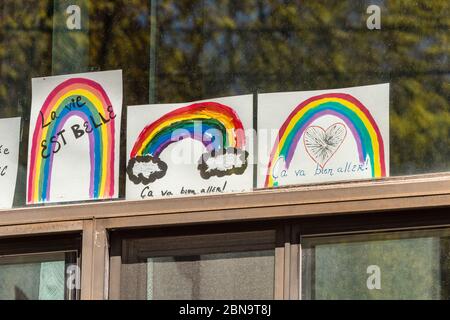 Montreal, CA - 13 maggio 2020: CA va bien aller (il suo andare essere ok) messaggi e disegni arcobaleno su un balcone durante il Pandemy Covid 19 Foto Stock