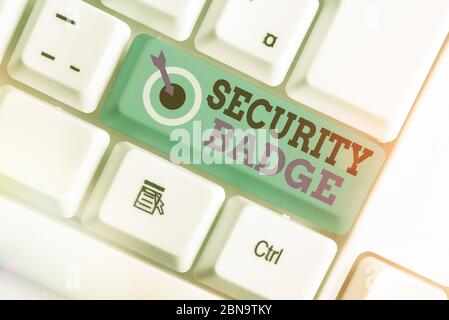 Nota di scrittura che mostra il badge di sicurezza. Concetto aziendale per la credenziale utilizzato per accedere all'area controllata Foto Stock