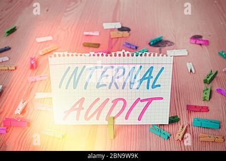 Segno di testo che mostra la verifica interna. Il testo della foto aziendale valuta l'efficacia dei controlli e dei processi Foto Stock