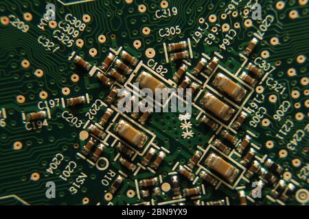 Macrofotografia di una sezione di una scheda a circuito stampato a montaggio superficiale. Foto Stock