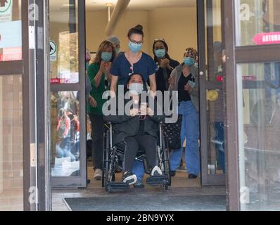 12 maggio 2020, Spaulding Hospital, Cambridge, Massachusetts USA: Isabel Gonzalez dimesso dalla Spaulding Hospital Cambridge COVID-19 Recovery Unit di Cambridge. Gonzalez, 34 anni da Chelsea, ma, incinta quando ha contratto il COVID-19, ha consegnato il suo bambino Victoria attraverso la sezione C di emergenza al Massachusts General Hospital il 30 marzo, quando è stata inizialmente ammessa. È stata trasferita in UTI il 2 aprile, intubata e ha avuto un ventilatore fino al 26 aprile. È stata ricoverata allo Spaulding Hospital Cambridge il 4 maggio ed ora ha testato COVID negativo e recuperato. Lei io Foto Stock