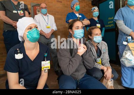 12 maggio 2020, Cambridge, Massachusetts USA: Operatori sanitari presso lo Spaulding Hospital mentre Isabel Gonzalez viene dimesso dal COVID-19 Recovery Unit Spaulding Hospital di Cambridge. Gonzalez, 34 anni da Chelsea, ma ha contratto COVID-19 durante la sua gravidanza e ha consegnato il suo bambino Victoria attraverso la C-sezione di emergenza al Massachusts General Hospital il 30 marzo, quando è stata inizialmente ammessa. È stata trasferita in UTI il 2 aprile, intubata e ha avuto un ventilatore fino al 26 aprile. È stata ammessa allo Spaulding Hospital Cambridge il 4 maggio ed ora ha testato COVID negativo e. Foto Stock