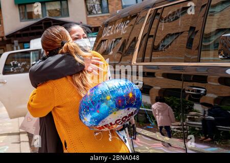 12 maggio 2020, Spaulding Hospital, Cambridge, Massachusetts USA: Isabel Gonzalez dimesso dalla Spaulding Hospital Cambridge COVID-19 Recovery Unit di Cambridge. Gonzalez, 34 anni da Chelsea, ma, incinta quando ha contratto il COVID-19, ha consegnato il suo bambino Victoria attraverso la sezione C di emergenza al Massachusts General Hospital il 30 marzo, quando è stata inizialmente ammessa. È stata trasferita in UTI il 2 aprile, intubata e ha avuto un ventilatore fino al 26 aprile. È stata ricoverata allo Spaulding Hospital Cambridge il 4 maggio ed ora ha testato COVID negativo e recuperato. Lei io Foto Stock