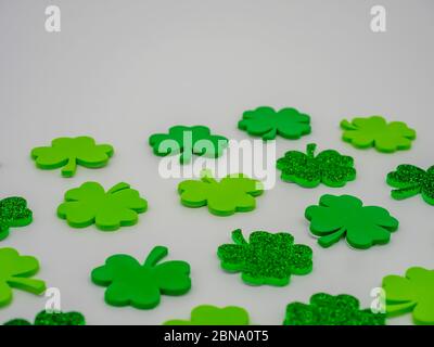 Closeup immagine di shamRocks decorativi verdi su uno sfondo grigio Foto Stock