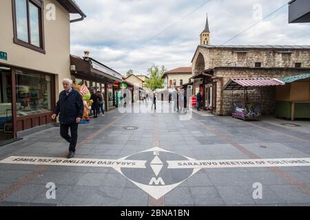 SARAJEVO, BOSNIA-ERZEGOVINA - 17 APRILE 2017: Distretto di Bascarsija con il limite tra la zona ottomana e l'austro ungherese Foto Stock