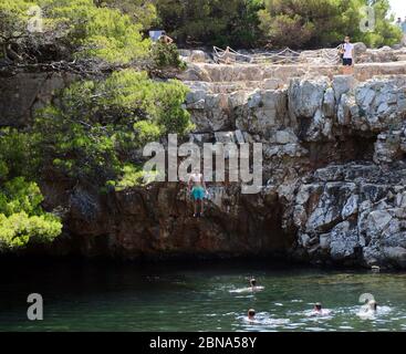 Tuffati nella pittoresca piscina del 'Mar dei Dead' sull'isola di Lokrum, vicino a Dubrovnik, Croazia. Foto Stock