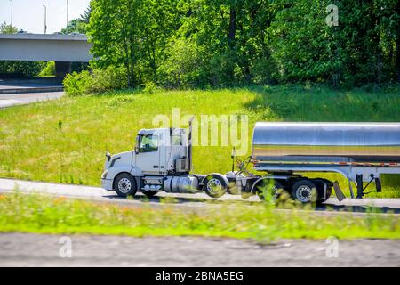 Potente Day Cab bianca per uso industriale diesel grande carro semi-camion trasporto di combustibile in serbatoio semi-rimorchio per il trasporto di liquidi infiammabili Foto Stock