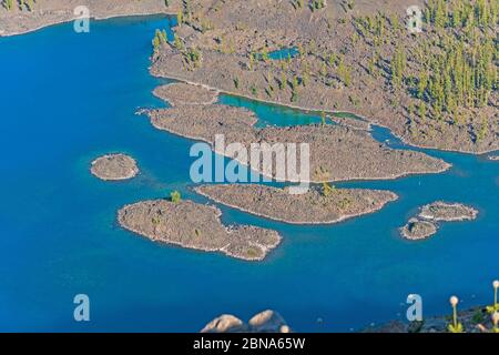 Isolette vulcaniche nel Crater Lake vicino a Wizard Island nel Crater Lake National Park in Oregon Foto Stock