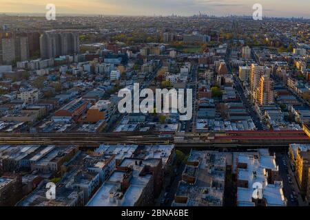 Vista aerea delle piste sopraelevate della metropolitana lungo la spiaggia di Brighton a Brooklyn, New York Foto Stock