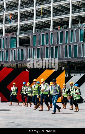 LONDRA, REGNO UNITO - 23 giugno 2019: Un team di dirigenti e ingegneri esce da un cantiere edile, Londra, Regno Unito. Foto Stock
