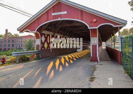 Il Thompson Covered Bridge a West Swanzey, New Hampshire, attraversa il fiume Ashuelot Foto Stock
