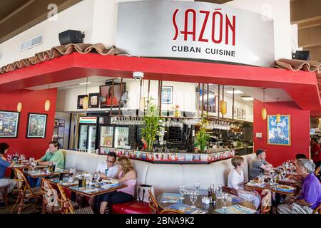 Miami Beach Florida,North Beach,Sazon cucina cubana, ristorante, pranzo, interno, tavoli,ispanico,uomo,donna,coppie,FL200217042 Foto Stock