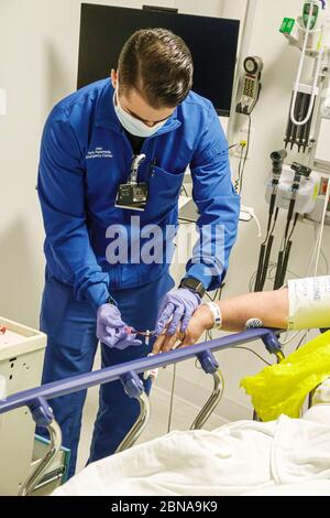 Miami Beach Florida, Mount Mt. Sinai Medical Center ospedale centro, pronto soccorso reparto, tecnico paramedico, lavoratore dipendente, PPE protezione personale Foto Stock