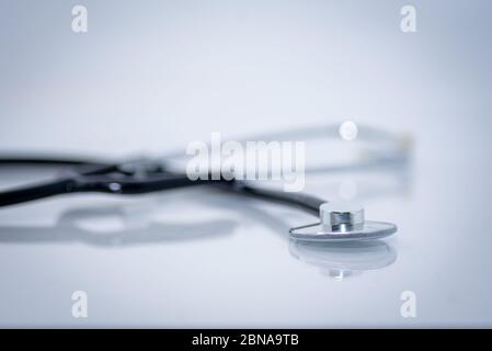 Stetoscopio con riflessione sullo stetoscopio di superficie, sfondo bianco, ritaglio, Sanità e Medicina, esame medico Foto Stock