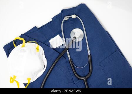 Scrub medico e maschera respiratore N95 e stetoscopio per professionisti medici Foto Stock