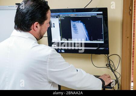 Miami Florida, Coral Gables, medico medico ufficio medico sala esame esame, rotto trattamento di riparazione lesione alle spalle, PA medico assistente, raggi X, H Foto Stock