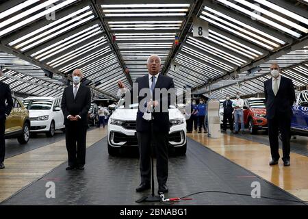 (200514) -- LISBONA, 14 maggio 2020 (Xinhua) -- il primo ministro portoghese Antonio Costa (C) parla ai giornalisti durante la sua visita alla fabbrica di automobili Volkswagen Autoeuropa Palmela, Portogallo, 13 maggio 2020. Il presidente portoghese Marcelo Rebelo de Sousa e il primo ministro Antonio Costa mercoledì hanno incoraggiato tutte le industrie a ricominciare in condizioni severe in mezzo alla pandemia COVID-19, ha riferito l'Agenzia di notizie di Lusa. Dopo la visita congiunta all'impianto di assemblaggio automobilistico Autoeuropa, i due leader hanno espresso la loro fiducia nella ripresa della produzione per il produttore automobilistico. (Foto di Pedro Feuza/Xin Foto Stock