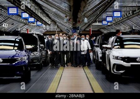 (200514) -- LISBONA, 14 maggio 2020 (Xinhua) -- il presidente portoghese Marcelo Rebelo de Sousa (1° L, davanti) e il primo ministro portoghese Antonio Costa (2° L, davanti) visitano la fabbrica di automobili Volkswagen Autoeuropa a Palmela, Portogallo, 13 maggio 2020. Il presidente portoghese Marcelo Rebelo de Sousa e il primo ministro Antonio Costa mercoledì hanno incoraggiato tutte le industrie a ricominciare in condizioni severe in mezzo alla pandemia COVID-19, ha riferito l'Agenzia di notizie di Lusa. Dopo la visita congiunta all'impianto di assemblaggio automobilistico Autoeuropa, i due leader hanno espresso la loro fiducia nella ripresa della produzione per la Th Foto Stock