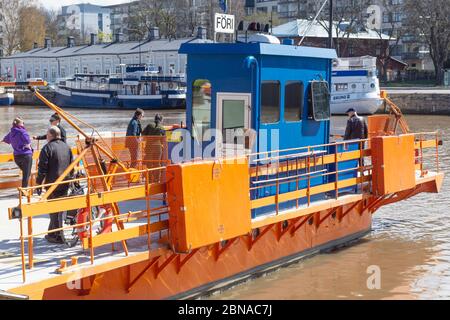 Föri è un traghetto giallo che attraversa il fiume Aurajoki in Turku Finlandia Foto Stock