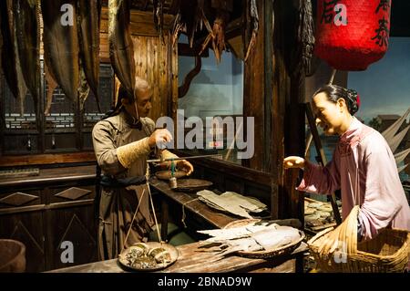 Un pescivendolo scena in un epoca Qing display in Ningbo Museo sulla vita storica della città. Foto Stock