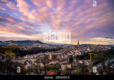 Vista della città all'alba, vista dal giardino delle rose alla città vecchia, la cattedrale di Berna, la chiesa di Nydegg, il ponte di Nydegg e il quartiere di Aare, Nydegg, Berna, CAN Foto Stock