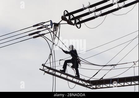 Ingegnere ad alta tensione che lavora su linee ad alta tensione, Baden-Württemberg, Germania, Europa Foto Stock