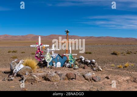 Tombe commemorative, autostrada Nazionale 52, alte Ande, Dipartimento Jujuy, Regione Puna, Argentina, Sud America Foto Stock