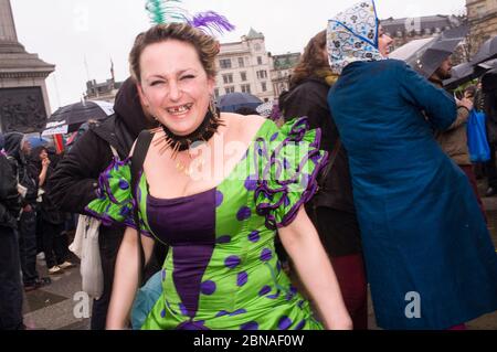 La baronessa Thatcher protesta per celebrare la sua morte, Trafalgar Square, Londra, Baronessa Britannica Thatcher manifestanti per celebrare la sua morte, Trafa Foto Stock