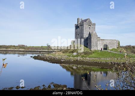 Bellissimo scatto del castello di Dunguaire a Kinvara, Irlanda con un cielo blu chiaro sullo sfondo Foto Stock