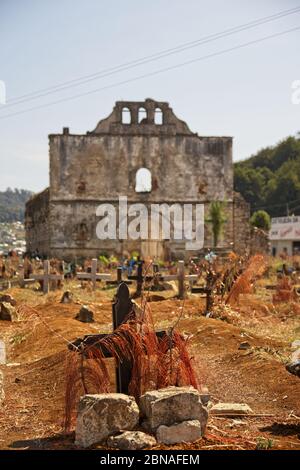 Foto verticale di una chiesa in rovina nel cimitero di San Juan Chamula a Chiapas, Messico Foto Stock