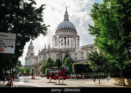 LONDRA, REGNO UNITO - 29 maggio 2018: Londra / Regno Unito. Un'ampia inquadratura della Cattedrale di San Paolo e dei suoi dintorni all'inizio dell'estate con un doub Foto Stock