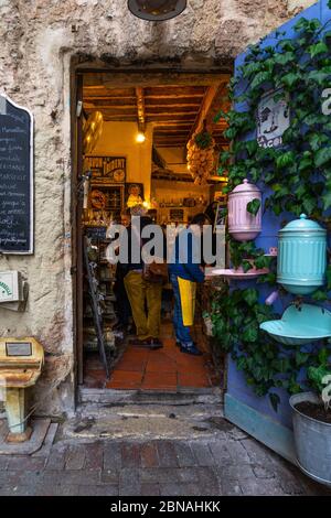 L'ingresso colorato di un negozio tipico nel quartiere Marseille le Panier. Marsiglia, Francia, gennaio 2020 Foto Stock