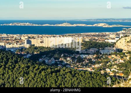 Vista panoramica di Marsiglia e le isole Frioul sullo sfondo in una giornata di sole, Francia Foto Stock